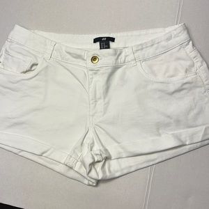 H&M White Cuffed Shorts with Front and Back Pockets Size 10